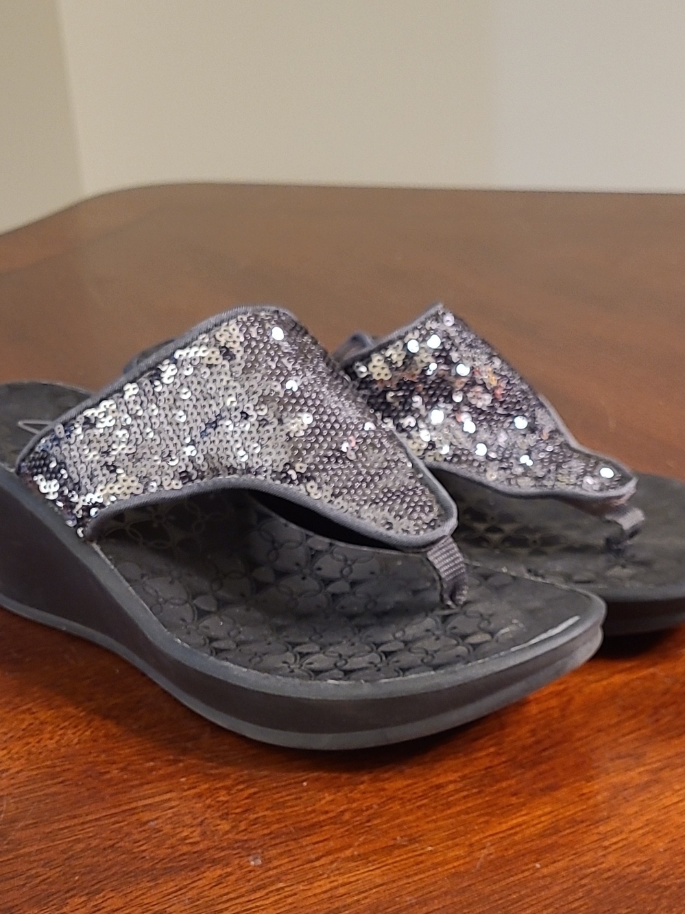 Clarks Womens Size 8 Gray Sequin Wedge Thong Sandals Flip Flops